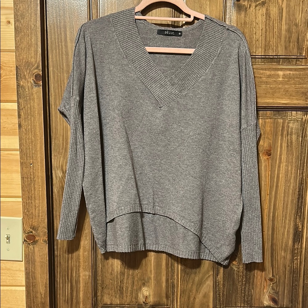 Deluc V- neck, gray sweater. Size XS.